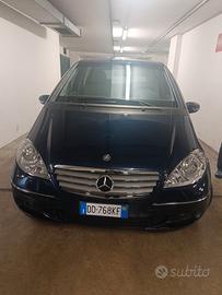 Signora anziana vende macchina Mercedes classe A