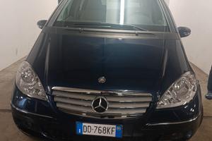Signora anziana vende macchina Mercedes classe A