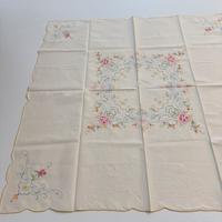 Tovaglia vintage ricamata a mano su cotone.