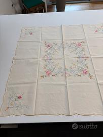 Tovaglia vintage ricamata a mano su cotone.