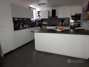 Cucina completa di elettrodomestici