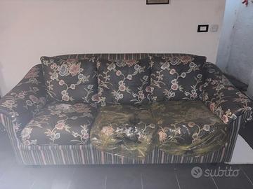 coppia divani tre e due posti a fiori