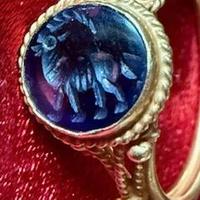 Anello antico romano in oro con incisione