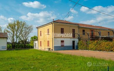 SOLUZIONE CON AMPIO GIARDINO E MAGAZZINO