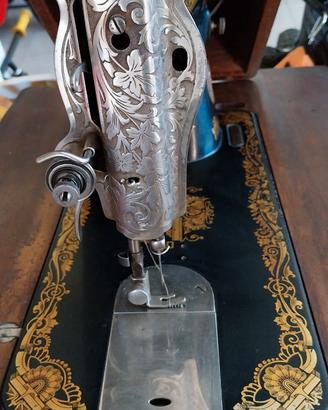 Macchina da cucire Singer 28K parapolvere in legno
