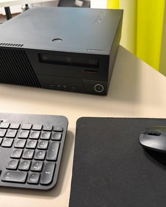 Pc fisso Lenovo con tastiera e mouse