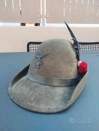 Cappello da alpino no elmetto WW2 vintage