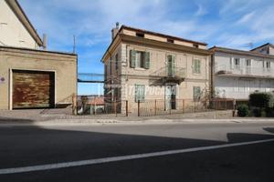 CASA SINGOLA SU PIU' PIANI CON TERRENO