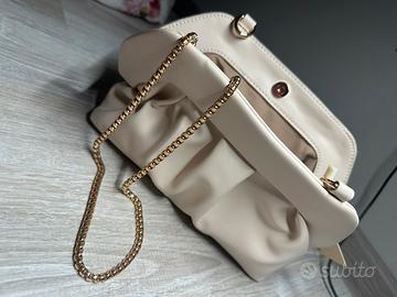 Borsa panna con catena dorata