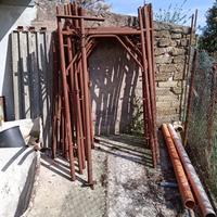 Ponteggio di ferro con tiranti e traverse