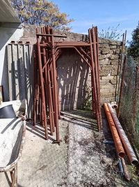 Ponteggio di ferro con tiranti e traverse