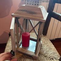 Lanterna decorativa in legno con vetri e candela