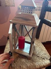 Lanterna decorativa in legno con vetri e candela