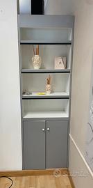 Libreria/Espositore a colonna con mobiletto