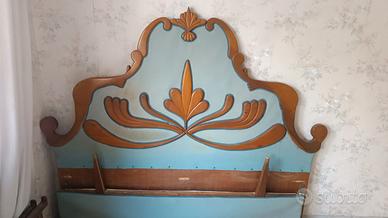 testata in noce intagliata e giro letto in legno.