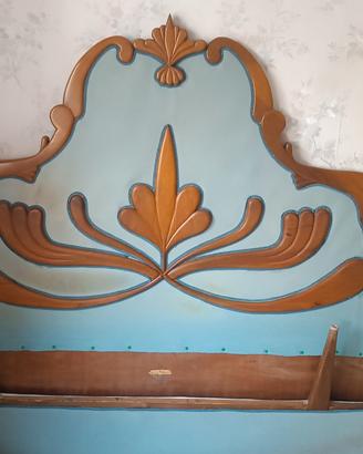 testata in noce intagliata e giro letto in legno.
