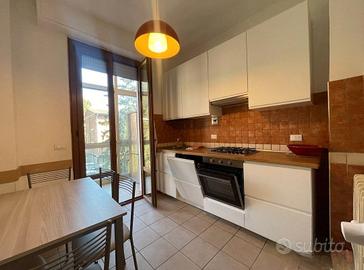 Camere in appartamento completamente ristrutturato