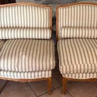 2 divanetti in stile francese con cuscini