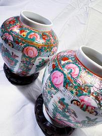 Coppia di Vasi cinesi in porcellana
dipinti a mano