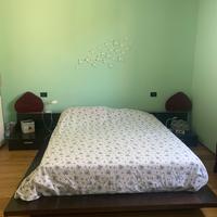 letto  matrimoniale con comodini e cassetti