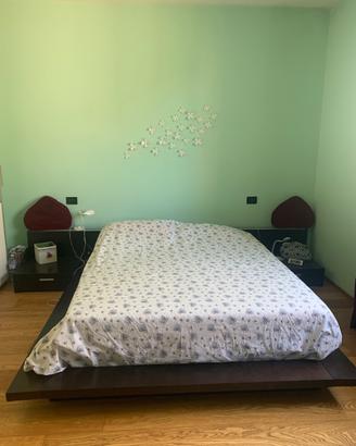 letto  matrimoniale con comodini e cassetti