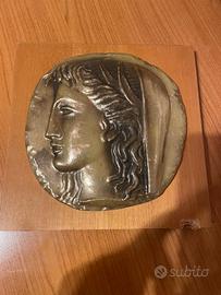 moneta riprodotta su legno