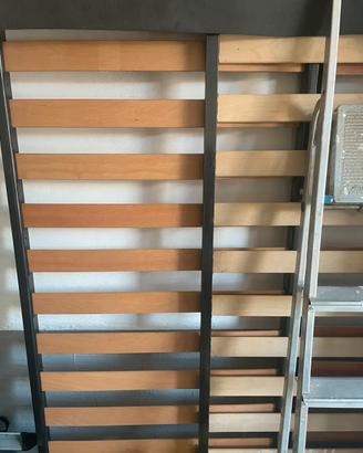 2 reti singole e una matrimoniale di legno