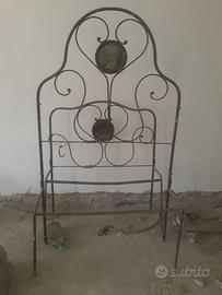 Antico letto singolo in ferro battuto
