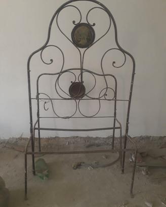 Antico letto singolo in ferro battuto
