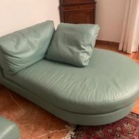 Divano chaise longue marca B&B pelle colore verde 