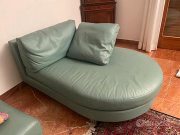 Divano chaise longue marca B&B pelle colore verde 