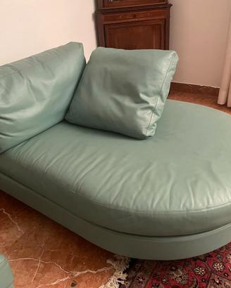 Divano chaise longue marca B&B pelle colore verde 