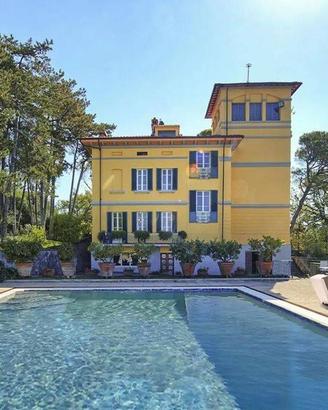 Villa di 700 m² con più di 5 locali e box auto a A