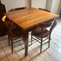 Tavolo con sedie in legno