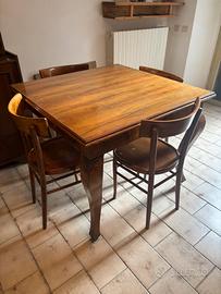 Tavolo con sedie in legno