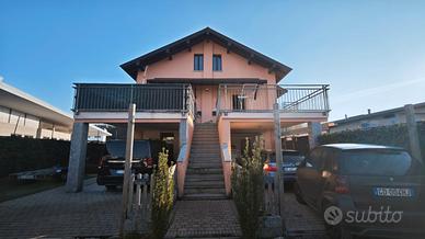 Como VILLA per 1 o 2 famiglie con area esterna