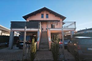 Como VILLA per 1 o 2 famiglie con area esterna