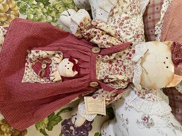 Bambola contiene borse