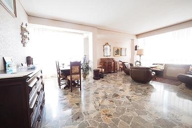 Zona pedonale luminoso con quattro camere