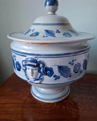 Antica zuppiera in maiolica