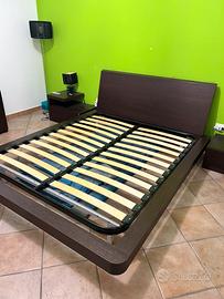 Letto matrimoniale con comodini