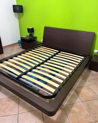 Letto matrimoniale con comodini