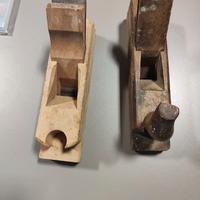 Vecchie pialle manuali in legno.