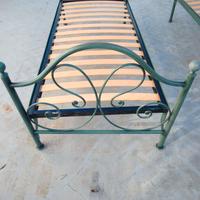 Letti singoli in ferro battuto con rete