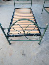 Letti singoli in ferro battuto con rete
