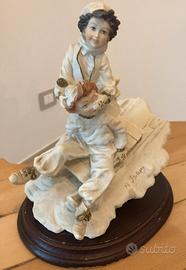 Statuina A. Belcari ragazza e ragazzo su slitta