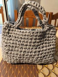 Borsa realizzata all' uncinetto 