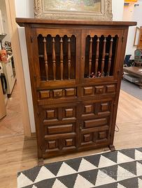 Credenza in stile castigliano in legno massello