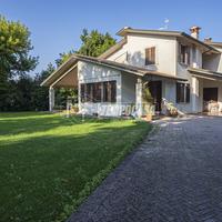 AMPIA PORZIONE DI VILLA BIFAMILIARE IN CENTRO A MO