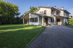AMPIA PORZIONE DI VILLA BIFAMILIARE IN CENTRO A MO